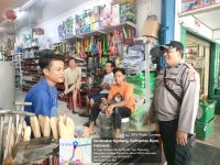 Menyambangi Tempat Usaha dan UMKM Personil Polsek Ngabang Memastikan Situasi Diwilayahnya Dalam Keadaan kondusif