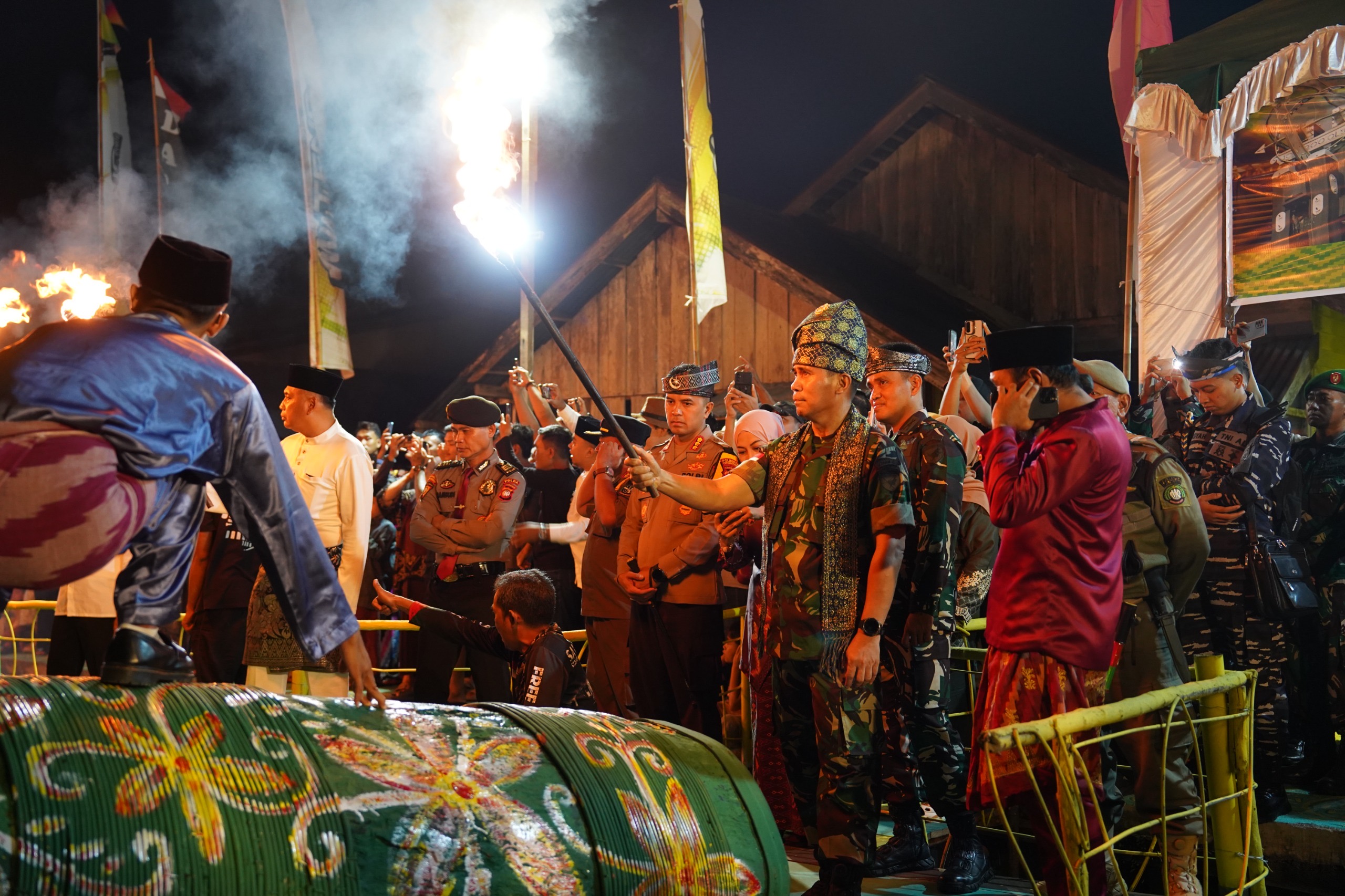 Dentuman Meriam Karbit Getarkan Sungai Kapuas, Pangdam XII/Tpr Hadir di Tengah Kemeriahan