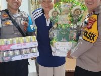 SILAHTURAHMI BERSAMA PURNAWIRAWAN POLRI DAN TOKOH AGAMA, KAPOLSEK MEMPAWAH HULU BERBAGI PARSEL IDUL FITRI