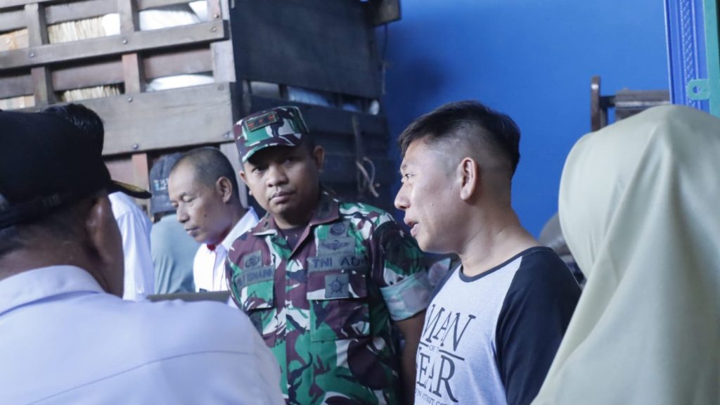 Jelang Idulfitri, Dandim Mempawah dan Wakil Bupati Turun ke Pasar Pastikan Harga Sembako di Mempawah Tetap Stabil