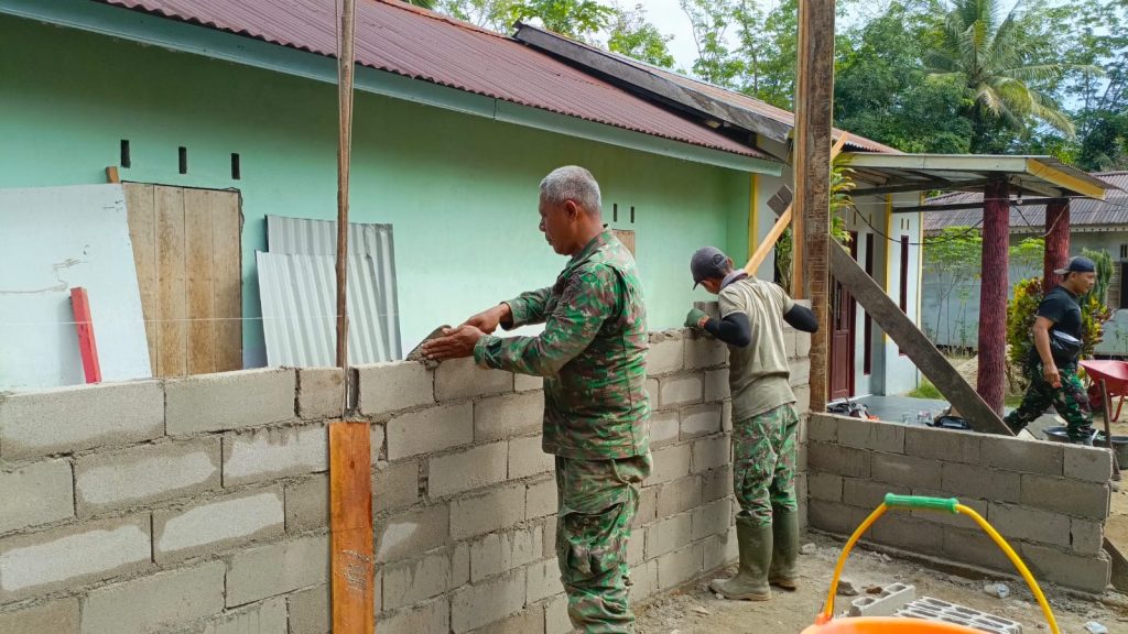 Satu Persatu Batako Terpasang di Sasaran RTLH TMMD Reguler ke-128