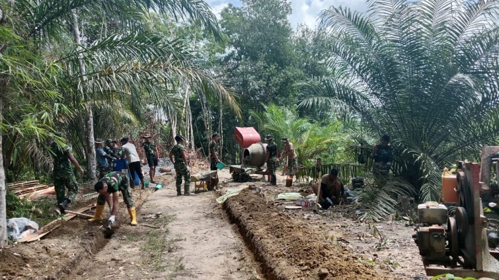 Hari Ke-3 TMMD, Semangat Anggota Satgas Tetap Tinggi Bangun Desa Sepang