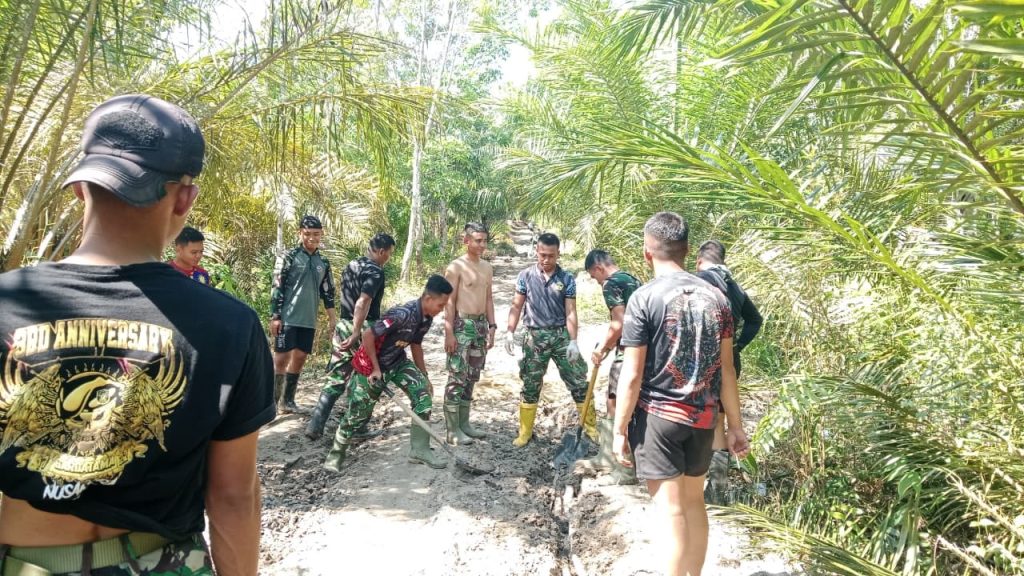 Percepat Pembangunan, Satgas TMMD Perkuat Akses Jalan dengan Kayu dan Kerikil