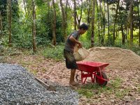 Pak Acan Semangat Membantu Anggota Satgas TMMD Bangun RTLH