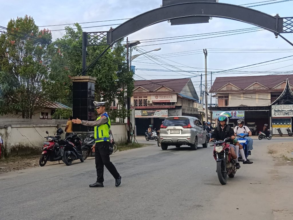 Aipda Hengki Laksanakan Ploting Point Pagi, Memastikan Keamanan Dan Keselamatan Pengendara Di Persimpangan