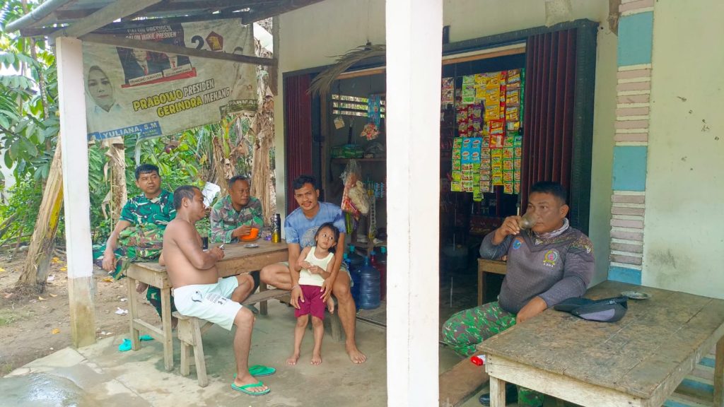 Segelas Kopi Jadi Penyemangat Anggota Satgas TMMD dan Warga Sebelum Bekerja