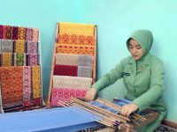 Persit KCK PD XII/Tpr Dorong Pelestarian Tenun Sidan Lewat Program Persit BISA
