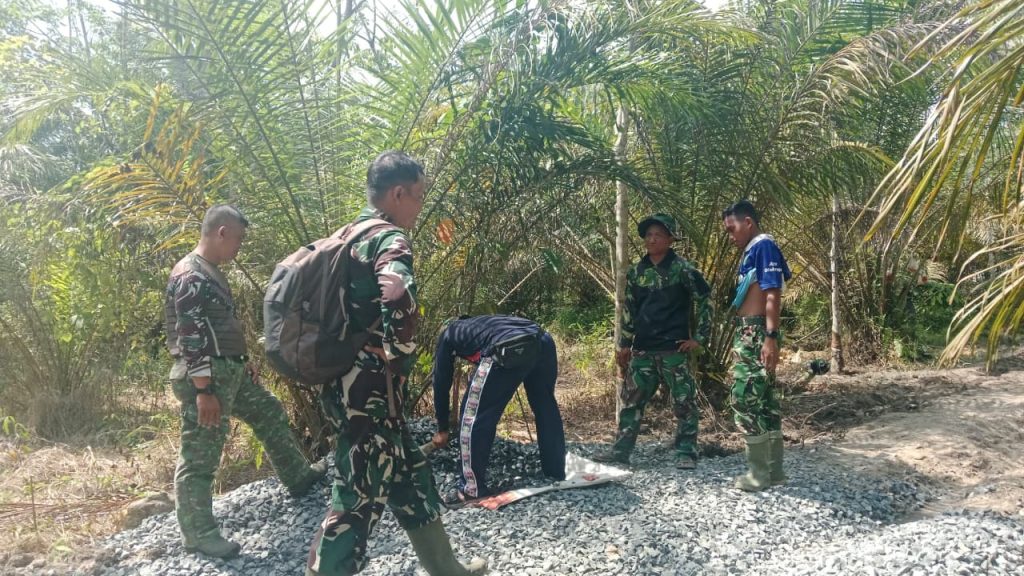 Jalan Becek Tak Jadi Penghalang, Satgas TMMD Siapkan Alas Kayu dan Kerikil