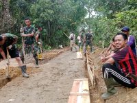 Kehadiran Kades Sepang di Lapangan Suntik Semangat Satgas TMMD dan Warga