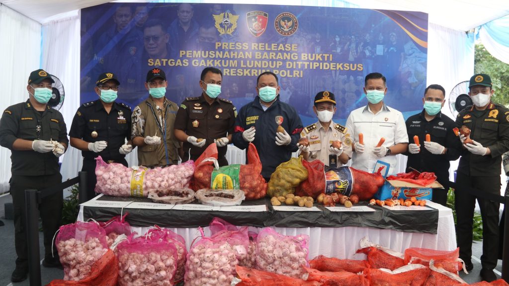 <h4><a href='https://postkotapontianak.com/bareskrim-polri-musnahkan-ribuan-kilogram-bawang-impor-ilegal-dari-jalur-tikus-perbatasan-malaysia/' title='Bareskrim Polri Musnahkan Ribuan Kilogram Bawang Impor Ilegal dari Jalur Tikus Perbatasan Malaysia'>Bareskrim Polri Musnahkan Ribuan Kilogram Bawang Impor Ilegal dari Jalur Tikus Perbatasan Malaysia</a></h4>