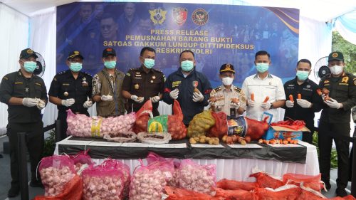 Bareskrim Polri Musnahkan Ribuan Kilogram Bawang Impor Ilegal dari Jalur Tikus Perbatasan Malaysia
