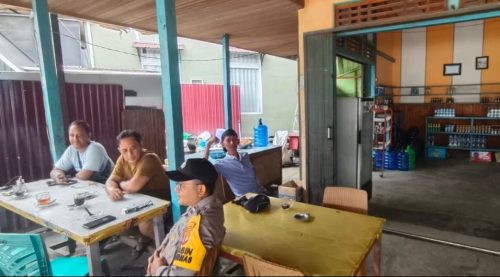 Warga Tersenyum Bahagia, Kehadiran Bhabinkamtibmas Ciptakan Suasana Hangat di Warung