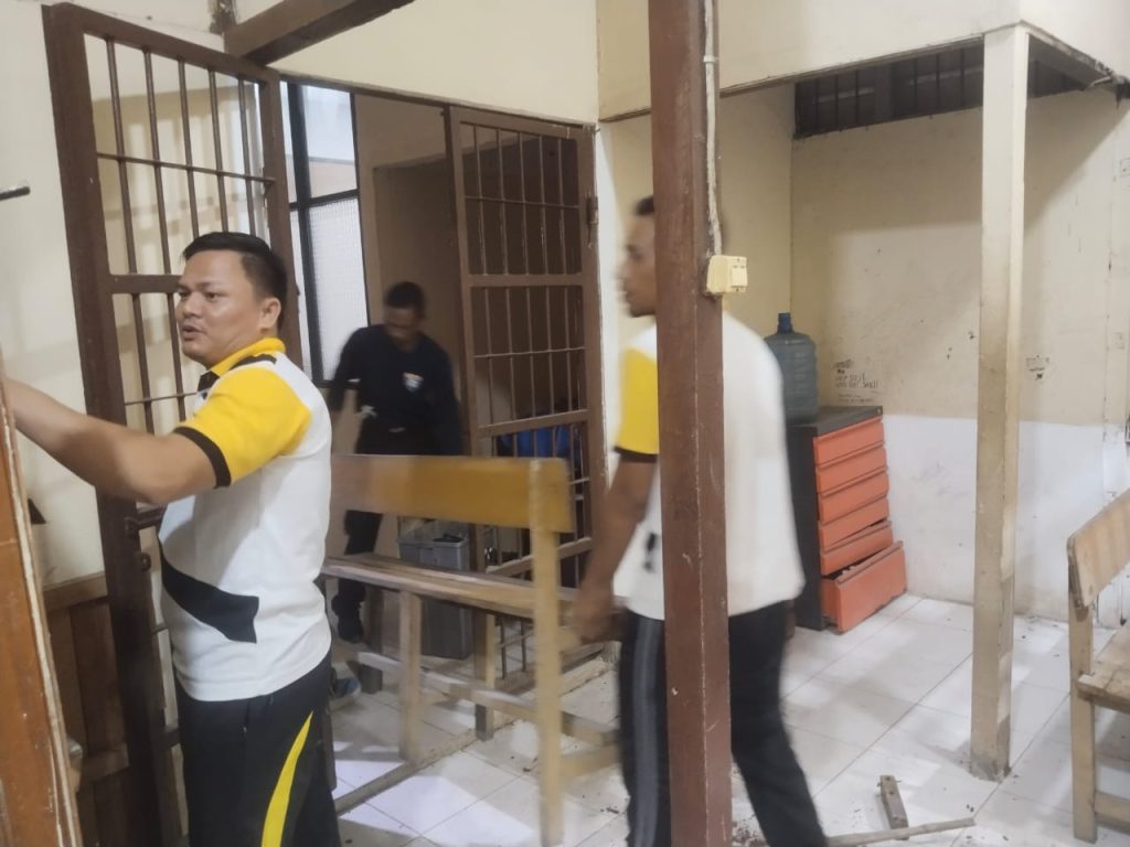 <h4><a href='https://postkotapontianak.com/jumat-bersih-personel-polsek-ngabang-laksanakan-korve-lingkungan-mako-dan-ruang-tahanan/' title='Jumat Bersih, Personel Polsek Ngabang Laksanakan Korve Lingkungan Mako dan Ruang Tahanan'>Jumat Bersih, Personel Polsek Ngabang Laksanakan Korve Lingkungan Mako dan Ruang Tahanan</a></h4>
