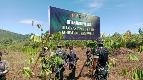 Pelajar Desa Sepang Senang Bisa Tanam Pohon Bersama Satgas TMMD