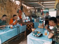 Anggota Satgas TMMD Reguler ke-128 Ramaikan UMKM