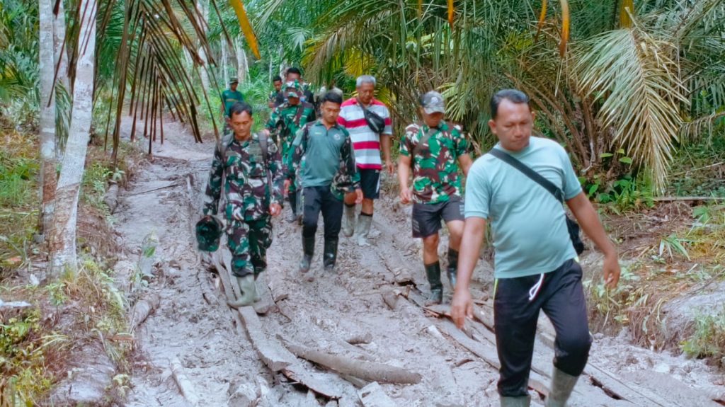 Di Balik Lumpur Jalan Desa, TNI dan Warga Satukan Langkah Wujudkan Akses Impian