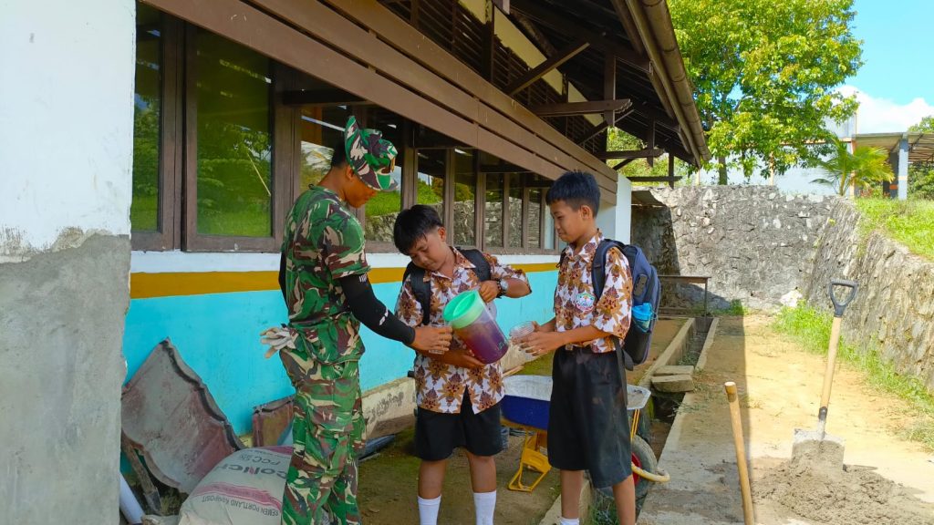 Hangatnya Kebersamaan, Satgas TMMD dan Siswa SMPN 2 Toho Jalin Kedekatan