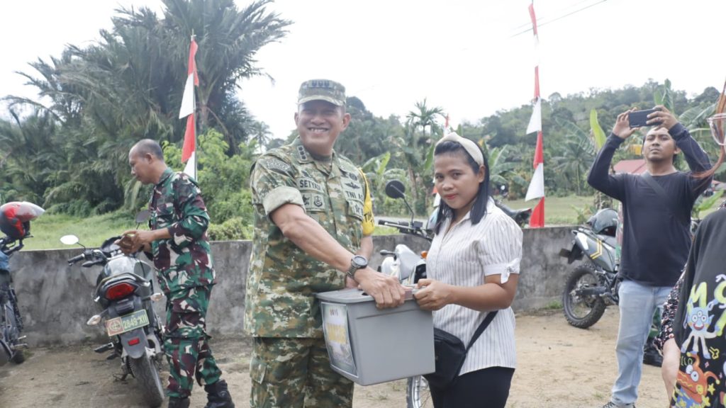 Ketulusan dari Dapur Desa Sepang, Ketua Tim Wasev Beri Apresiasi dan Sembako untuk Ibu-Ibu Pendukung Satgas TMMD
