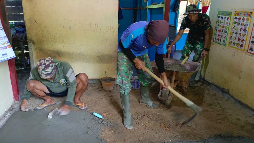Dari Lantai Tanah Menjadi Nyaman, Satgas TMMD Kerjakan Rumah Pak Ulong (55)