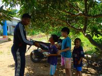 Kedekatan Anggota Satgas TMMD dengan Anak-Anak, Praka Rizal Bagikan Biskuit Penuh Keceriaan