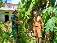 Ucapan Terima Kasih, Pak Ulong Berikan Satu Tandan Pisang Kepada Anggota TMMD