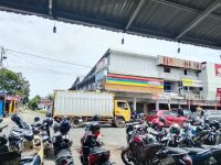 MEMPAWAH DARURAT TATA RUANG: INDOMARET GM TAUFIK KANGKANGI ATURAN, JALAN PUBLIK “DIRAMPAS” JADI LAHAN PARKIR!