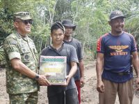Tak Hanya Ibu-Ibu, Ketua Tim Wasev Juga Apresiasi Para Bapak Pendukung TMMD dengan Paket Sembako