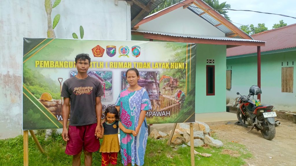 Senyum Bahagia Pak Miko Sambut Rumah Barunya