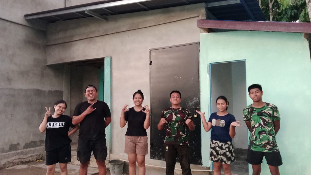 Kades Sepang Haru Lihat Antusias OMK Sambut Pembangunan MCK Gereja oleh Satgas TMMD