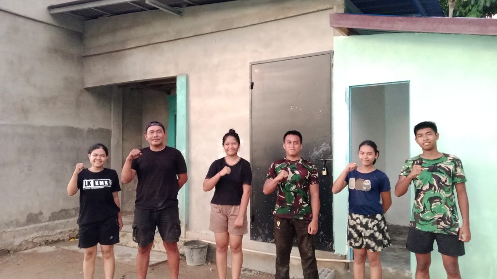 Momen Foto Bersama OMK Jadi Bukti Kedekatan Satgas TMMD dengan Masyarakat Desa Sepang