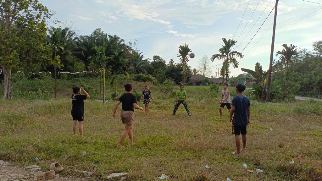 Kades Sepang Bangga Lihat Satgas TMMD dan Remaja Desa Jalani Kebersamaan Lewat Voli