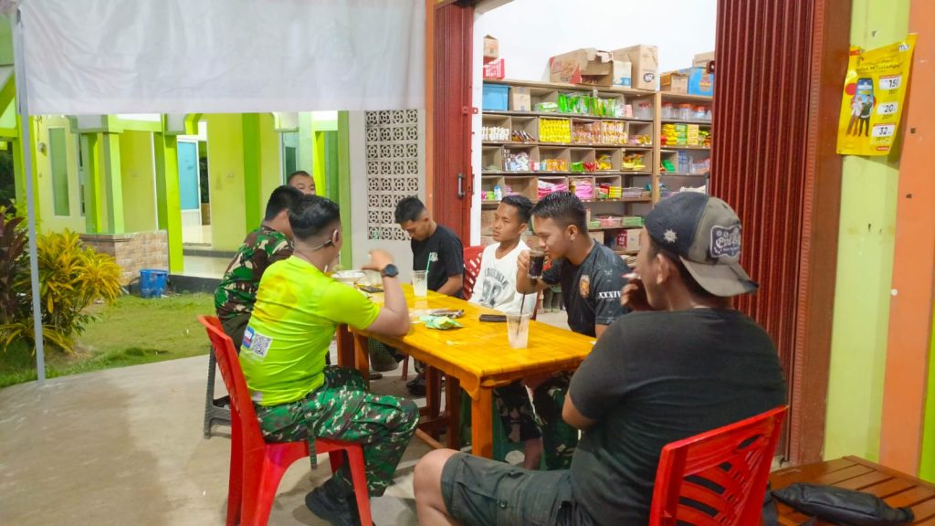 Hangatkan Malam Kebersamaan, Satgas TMMD dan Warga Desa Sepang Bercengkerama Penuh Keakraban
