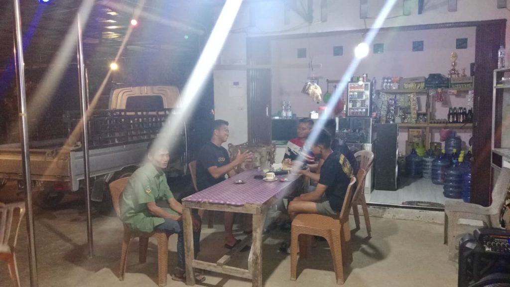 Lelah Setelah Bangun Desa Terbayar Saat Satgas TMMD Ngopi Bersama Warga