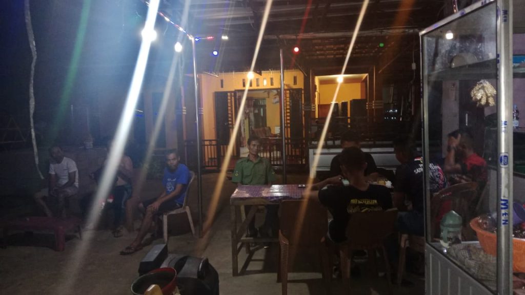 Saat Malam Tiba, Secangkir Kopi Jadi Perekat Kebersamaan Satgas dan Warga Sepang