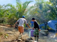 Peduli Anggota Satgas TMMD, Pak RT Herkulanus Antar Es Teh ke Lokasi Pengerjaan Rabat Beton