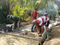 Berkat Kerja Sama Satgas TMMD dan Warga, Rabat Beton di Desa Sepang Segera Rampung