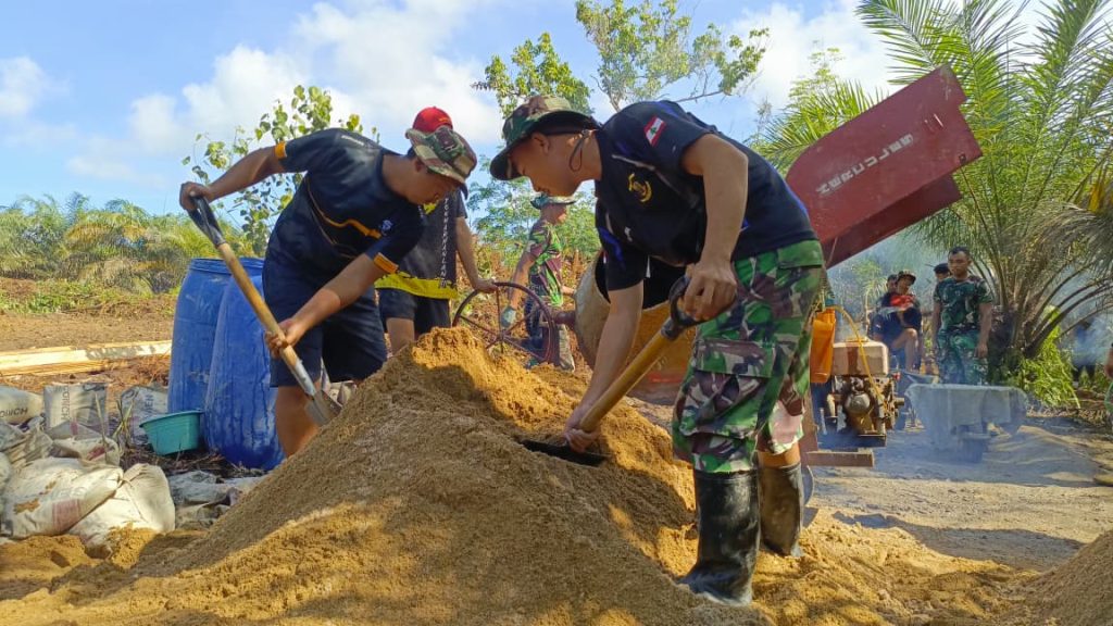 Terik Matahari Jadi Saksi Semangat Satgas TMMD Kejar Pembangunan Rabat Beton