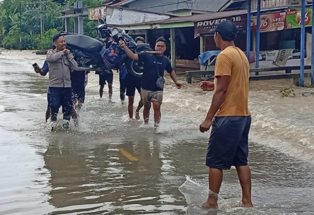 Viral Aksi Aipda Bedah Juni Winarto, Pikul Motor Warga Saat Banjir Deras