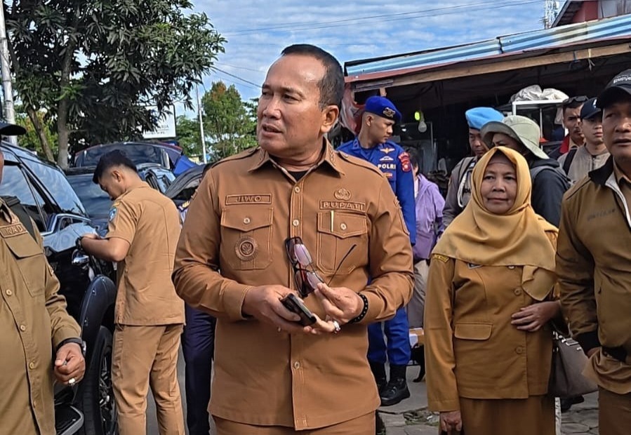 Bupati Sujiwo Pastikan Transportasi Sungai Rasau Jaya–Batu Ampar Beroperasi Normal