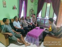 Sambangi Rumah Warga, Anggota Subsektor Jelimpo Polsek Ngabang Perkuat Sinergi dan Pesan Kamtibmas