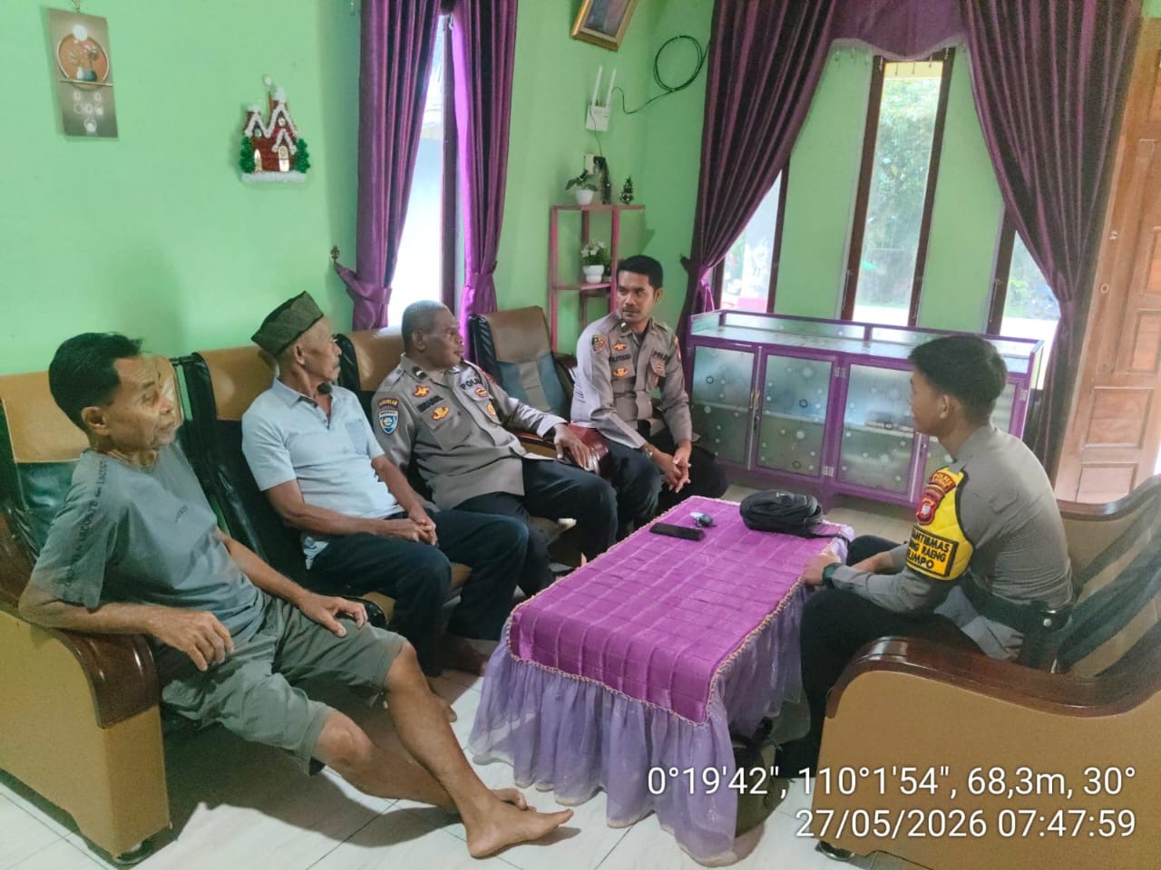Sambangi Rumah Warga, Anggota Subsektor Jelimpo Polsek Ngabang Perkuat Sinergi dan Pesan Kamtibmas