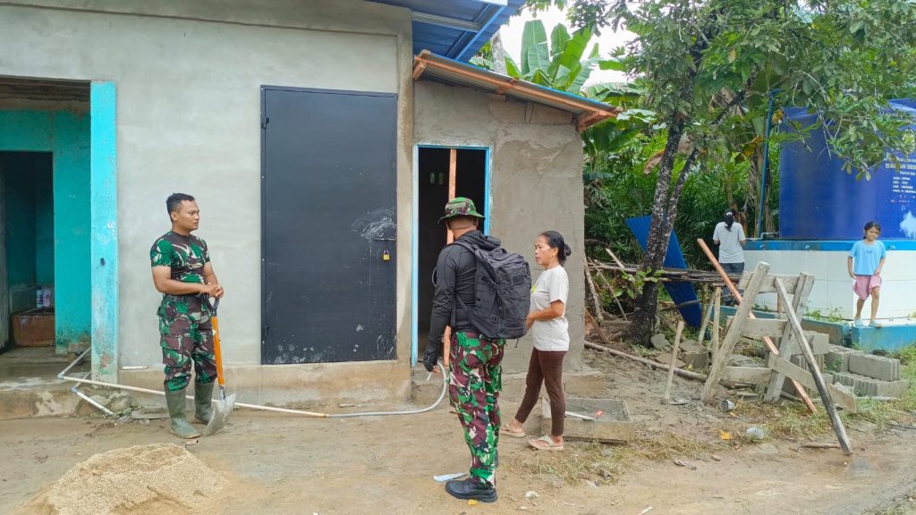 Dari Halaman Rumah ke Lokasi TMMD, Ibu Magdalena Antar Matoa dan Gorengan untuk Satgas