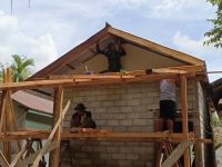 Minggu ke-2 Satgas TMMD Reguler ke-128 Kodim 1201/Mempawah Masuk Tahap Pemasangan Atap Rumah dan Pembuatan WC di Rumah Pak Acan (57)
