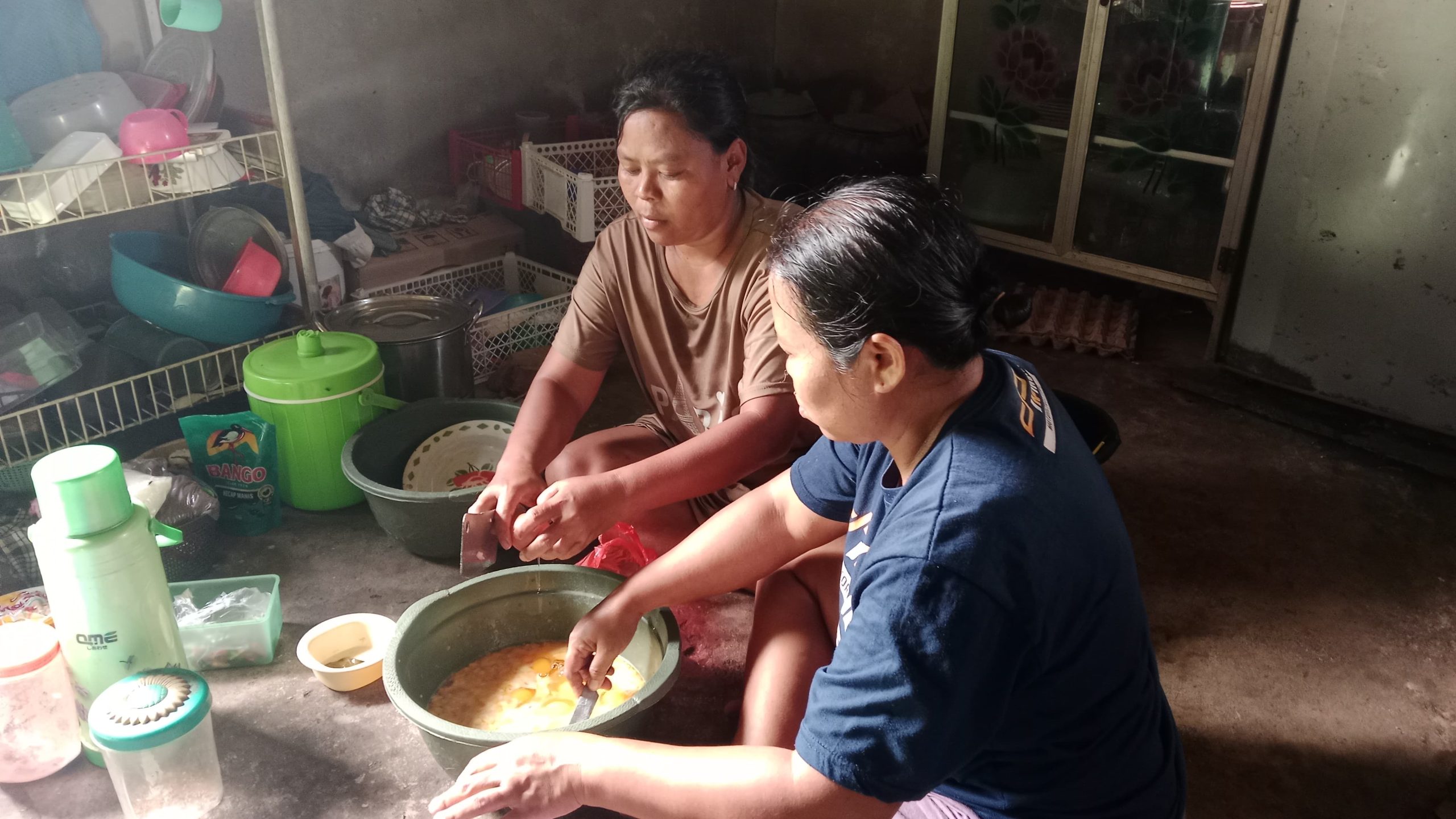 Di Balik Deru Cangkul TMMD, Tangan-Tangan Ibu Desa Sepang Tak Pernah Lelah Menyiapkan Hidangan