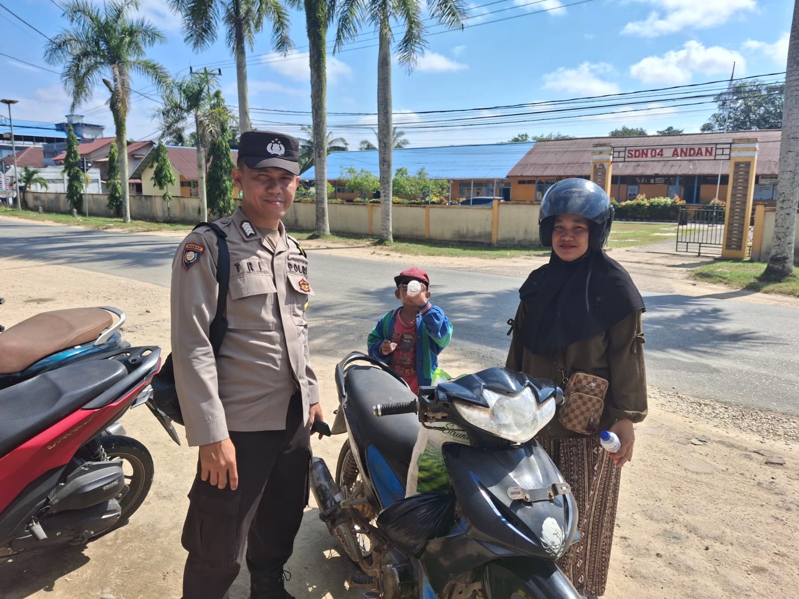 Hendak Antar Anak, Ibu Pengendara Motor Ini Disapa Polisi di Tepi Jalan, Pesan Penting Keselamatan Disampaikan