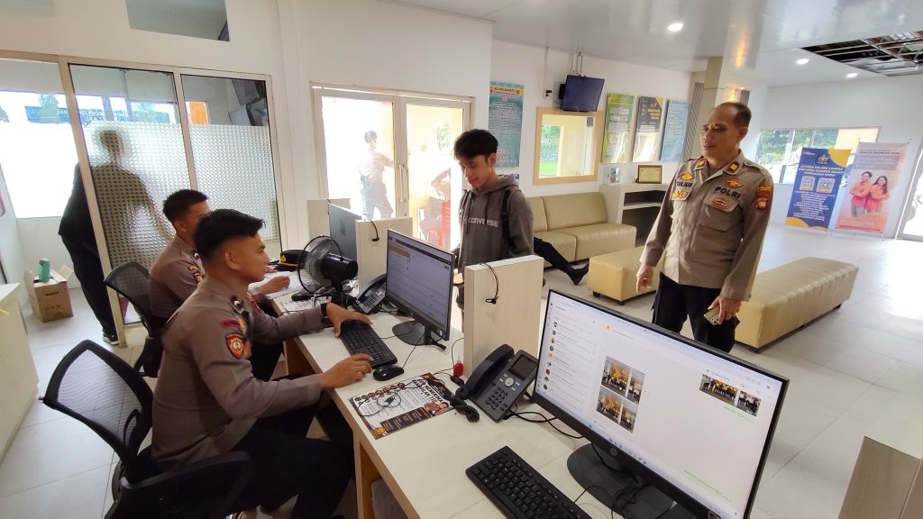 <h4><a href='https://postkotapontianak.com/polres-landak-perkenalkan-layanan-darurat-110-siaga-24-jam-layani-pengaduan-masyarakat/' title='Polres Landak Perkenalkan Layanan Darurat 110, Siaga 24 Jam Layani Pengaduan Masyarakat'>Polres Landak Perkenalkan Layanan Darurat 110, Siaga 24 Jam Layani Pengaduan Masyarakat</a></h4>