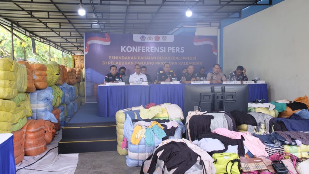 <h4><a href='https://postkotapontianak.com/polda-kalbar-bea-cukai-bersinergi-jaringan-ballpress-lintas-pulau-digulung/' title='Polda Kalbar-Bea Cukai Bersinergi, Jaringan Ballpress Lintas Pulau Digulung'>Polda Kalbar-Bea Cukai Bersinergi, Jaringan Ballpress Lintas Pulau Digulung</a></h4>
