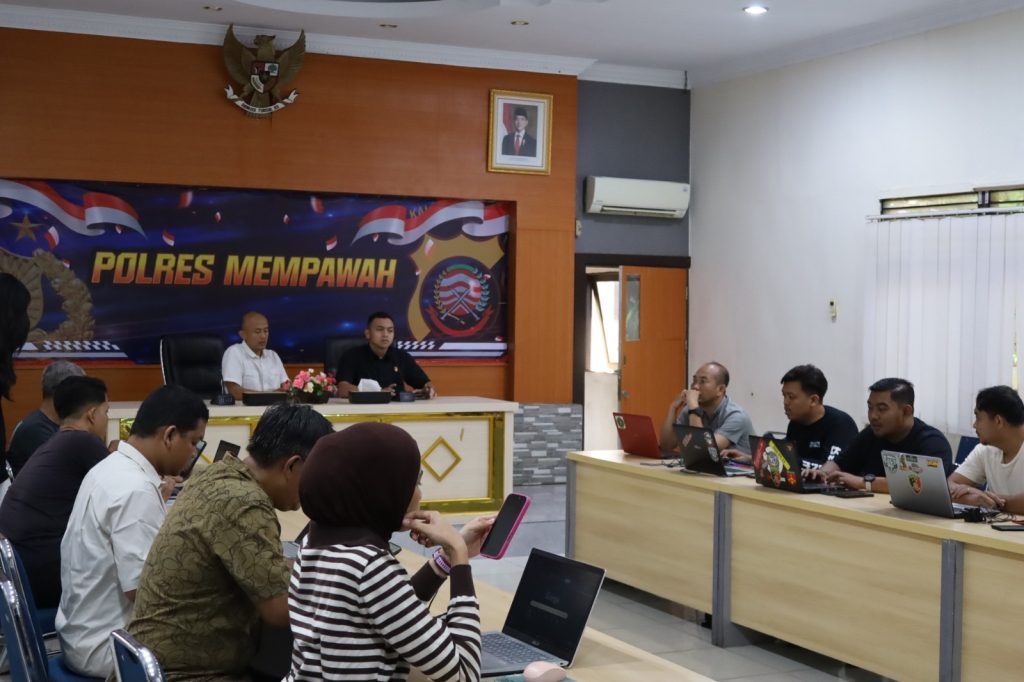 <h4><a href='https://postkotapontianak.com/satreskrim-polres-mempawah-perkuat-profesionalisme-penyidik-melalui-pelatihan-aplikasi-new-emp/' title='Satreskrim Polres Mempawah Perkuat Profesionalisme Penyidik Melalui Pelatihan Aplikasi New EMP'>Satreskrim Polres Mempawah Perkuat Profesionalisme Penyidik Melalui Pelatihan Aplikasi New EMP</a></h4>
