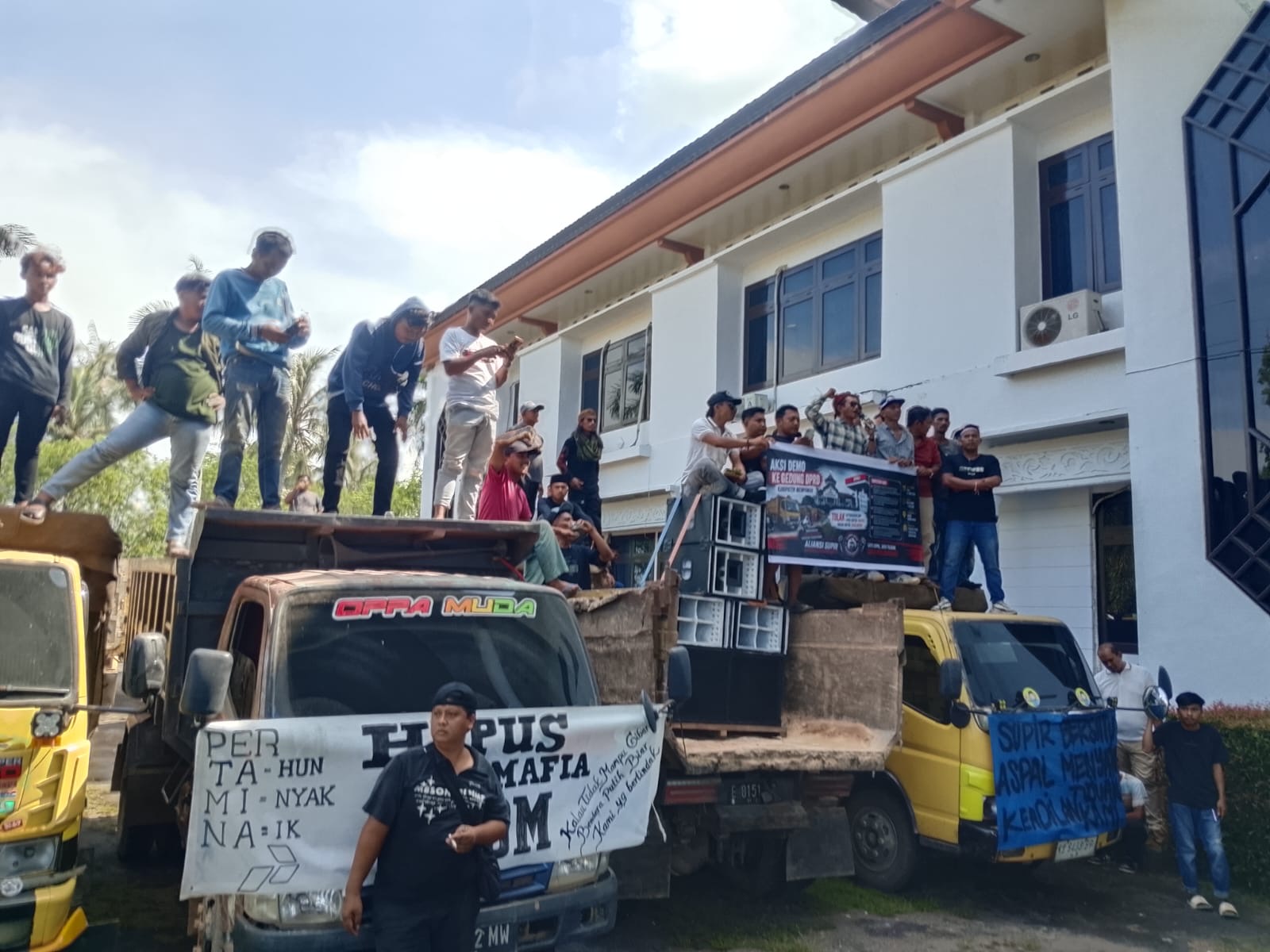 Demo Aliansi Sopir di DPRD Mempawah Berbuah Manis: Kepolisian Siap Tindak Preman SPBU, Dishub Bakal Gelar Sidak