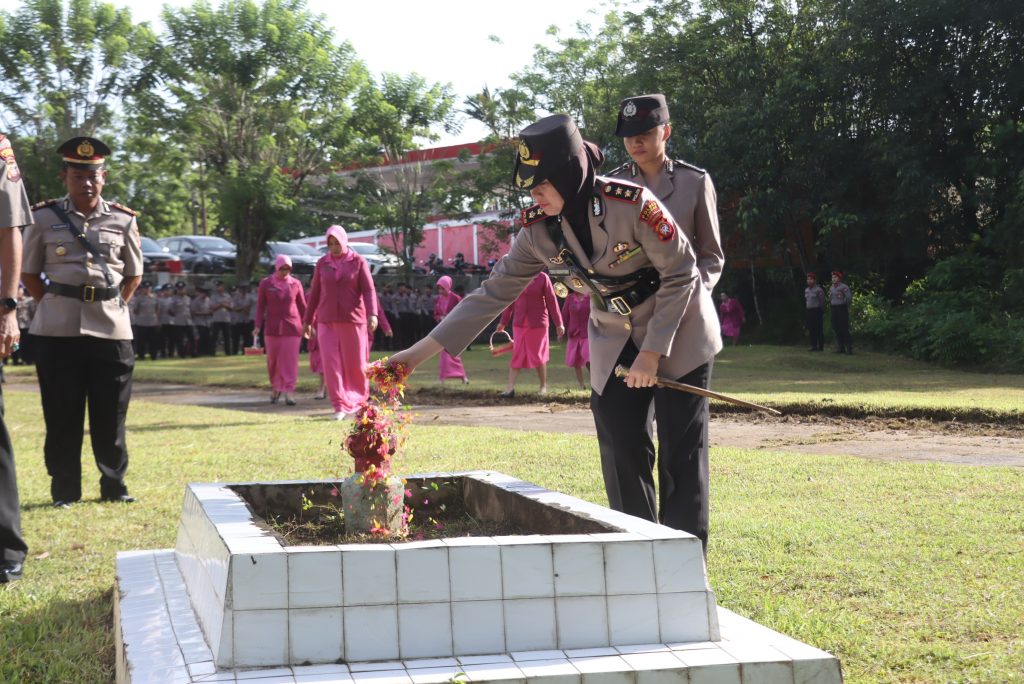 <h4><a href='https://postkotapontianak.com/ziarah-dan-tabur-bunga-di-makam-pahlawan-juang-landak-polres-landak-kenang-jasa-para-pahlawan-jelang-hari-bhayangkara-ke-80/' title='Ziarah dan Tabur Bunga di Makam Pahlawan Juang Landak, Polres Landak Kenang Jasa Para Pahlawan Jelang Hari Bhayangkara ke-80'>Ziarah dan Tabur Bunga di Makam Pahlawan Juang Landak, Polres Landak Kenang Jasa Para Pahlawan Jelang Hari Bhayangkara ke-80</a></h4>